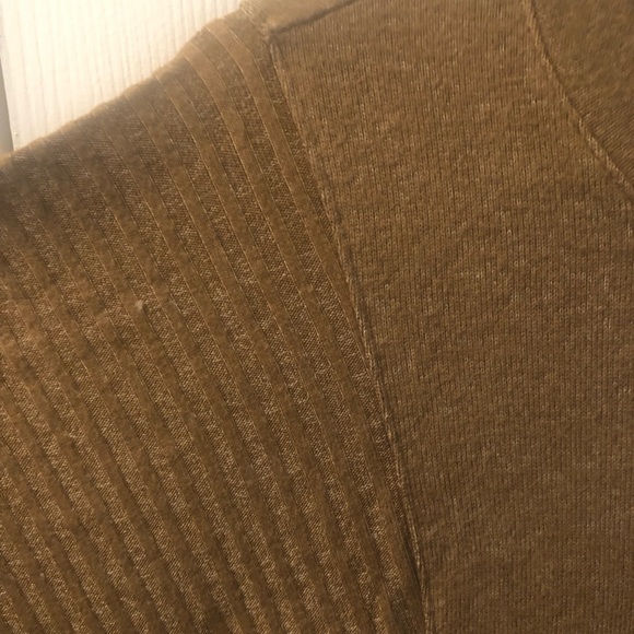 Woman’s shirt - Picture 3 of 6